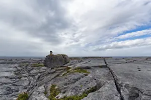 Irish Coastline Views Drucke: Bizarrely shaped limestone slabs