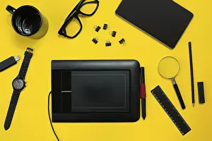 Office Supplies Drucke: Black objects from the office on a yellow background