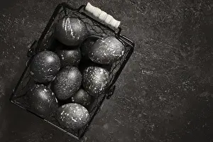 Black Painted Eggs Drucke: Black painted eggs for Easter in a basket