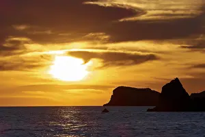 Sicily Sunset Drucke: Black rocks, grey clouds, sunset