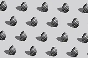 Drucke von Schwarze und silberne Osterei-Muster erstellt, trendige Eier-Style, Minimal-Ostern-Konzept Buntes Abstraktes Kunstwerk Drucke: Schwarzes und Silbernes Oster-Ei-Muster gemacht.
