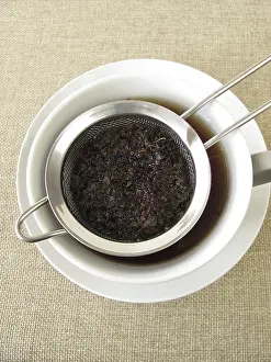 Hot Beverage Drucke: Black tea in a tea strainer
