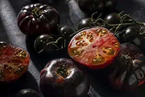 Gourmet Vegetables Drucke: Black tomatoes, whole and sliced