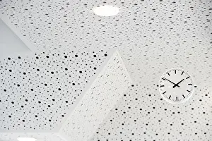 Symbolic Time Concept Drucke: Black and white clock on a black and white ceiling