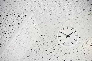 Symbolic Time Concept Drucke: Black and white clock on a black and white ceiling