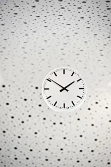 Symbolic Time Concept Drucke: Black and white clock on a black and white ceiling
