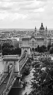 Chain Bridge Hungary Drucke: This black and white image captures the panoramic view of Budapest