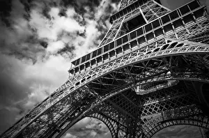 Atmospheric Black And White Photos Drucke: A black and white view of the Eiffel Tower with dramatic clouds overhead in Paris