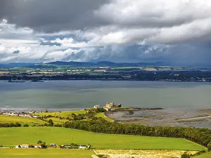 Blackness Castle Aerial View Drucke: Blackness Castle over Forth Estuary from a drone