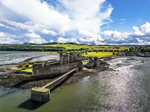 Schloss Blackness über die Firth of Forth von einem Drohnen aus.
