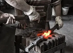 Handicraft Trade Drucke: Blacksmith and his assistant at work