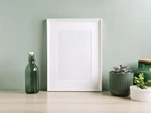 Drucke von Leer Rahmen-Vorlage für Kunst oder Druck auf grünem Wandhintergrund. Innenausstattung des Wohnzimmers mit weißer Mock-up-Fotoeinfassung. Skandinavisches Innenarchitekturdesign Minimalistische Kunstwerke Drucke: Leeres Rahmenvorlage für Kunstwerke oder Druck auf grünem Wandhintergrund.