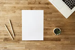 Deserted Workspace Drucke: Blank paper on the table with nobody