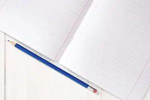 Blank Notepad Drucke: Blank sheet of lined notebook with pencil