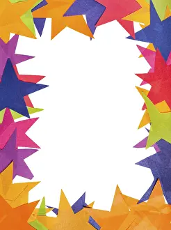 Collage Drucke: Leeres Blatt umrahmt von farbenfrohen Papiersternen in Nahsicht.