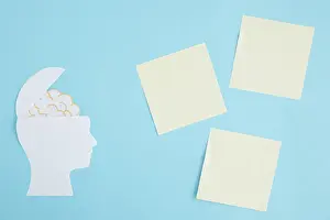 Empty Blue Background Image Drucke: Blank sticky notes with brain open head blue background
