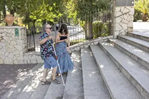 Father Daughter Bond Drucke: A blind father, utilizing a white cane