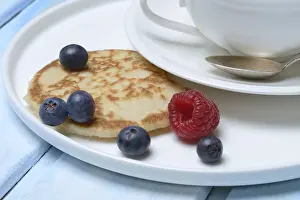 Fruit Topped Pancakes Drucke: Blini, mini pancakes with fruit, blini