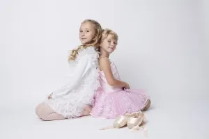 Female Dancer Pose Drucke: Blonde sisters posing with pointes in studio