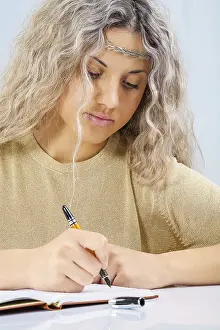 Close Up Portrait Photo Drucke: Blonde writing