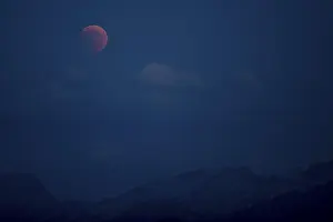 Natural Phenomenon Photography Drucke: Bloodmoon, total lunar eclipse over mountain range