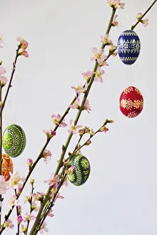 Traditional German Easter Decorations Drucke: Blooming branches of a peach tree in a vase decorated with Easter eggs