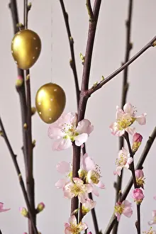 Peach Tree In Vase Drucke: Blooming branches of a peach tree in a vase decorated with Easter eggs