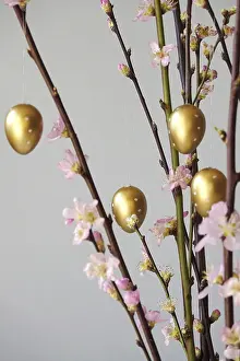 Peach Tree In Vase Drucke: Blooming branches of a peach tree in a vase decorated with Easter eggs