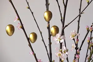 Peach Tree In Vase Drucke: Blooming branches of a peach tree in a vase decorated with Easter eggs
