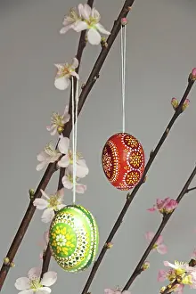 Colorful Easter Eggs Vase Drucke: Blooming branches of a peach tree in a vase decorated with Easter eggs