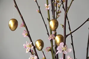 Colorful Easter Eggs Vase Drucke: Blooming branches of a peach tree in a vase decorated with Easter eggs