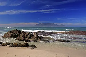 Wave Crashing On Rock Coast Drucke: Bloubergstrand, Table Mountain at back