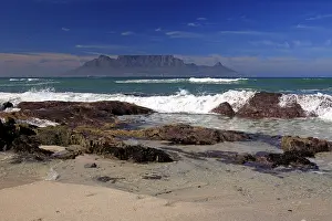 Rocky Shoreline Landscape Drucke: Bloubergstrand, Table Mountain at back