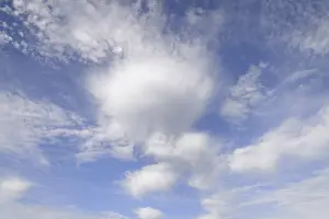 Blaues wolkenbewölktes Himmel, Wolkenbildung.