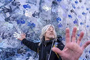 Drucke von Blauen Hände, Berliner Mauer, Berlin, Deutschland Zeitgenössische Kunst Drucke: Blaue Hände, Berliner Mauer.
