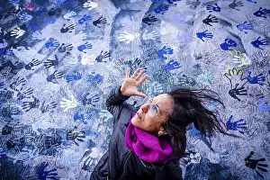 Drucke von Blauer Hände, Berliner Mauer, Berlin, Deutschland Zeitgenössische Kunst Drucke: Blauer Hände, Berliner Mauer