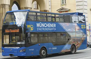 Contemporary Architecture Style Drucke: Blue sightseeing bus in Munich