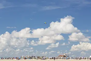 Cloudy Day At The Coast Drucke: Blue sky with clouds over the beach