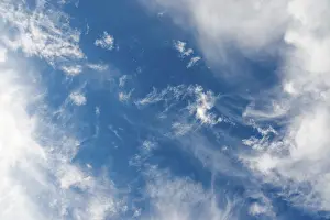 Blue Sky With Cirrus Clouds Drucke: Blue sky with dramatic cirrus clouds forming a dynamic structure