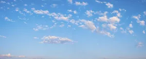 Drucke von Himmelsblau mit kleinen weißen Wolken, Wetterwolken, Hintergrundbild für Himmelsersetzung, Sachsen-Anhalt, Deutschland Humilis Drucke: Blaues Himmel mit kleinen weißen Wolken.