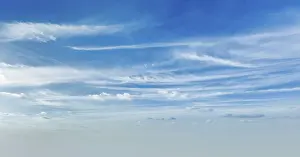 Blue Sky Drucke: Blue sky with white clouds
