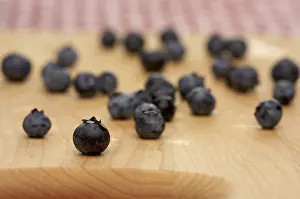 Selective Focus Fruit Images Drucke: Blueberries on a cutting board with selective focus