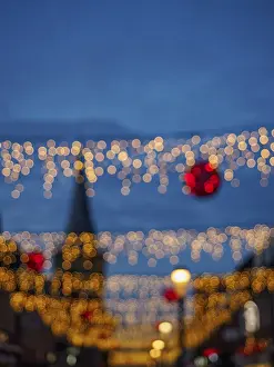 Deserted Streets At Night Drucke: Blurred string of lights at night with bokeh effect