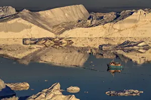Ilulissat Icefjord Drucke: Boat in front of icebergs, reflection
