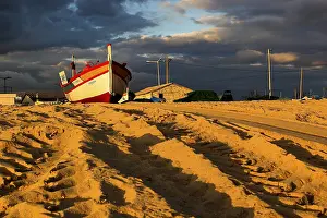 Algarve Beach Drucke: Boat on the sand with clouds in sunset