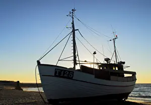 Fishing Boat At Sea Drucke: Boat set up at the beach at sunset