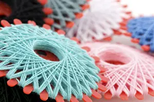 Colorful Threads Drucke: Many bobbins with different colored threads for sewing