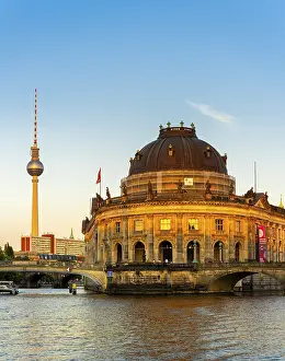 Atmospheric Light Drucke: The Bode Museum in the light of the evening sun