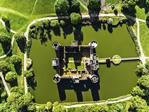 Bodiam Castle Aerial View Drucke: Top Down over Bodiam Castle from a drone