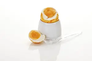 Coloured Easter Eggs Drucke: Boiled breakfast easter egg in an egg cup with egg spoon